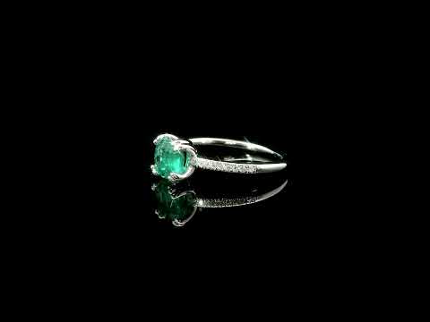 Anello in oro bianco con smeraldo Lab-Grown e diamanti Lab-Grown taglio brillante.
