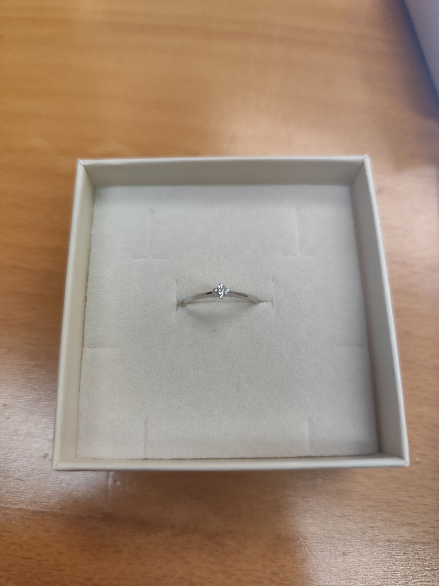 Anello in oro 18kt e diamante naturale 0,05 carati.