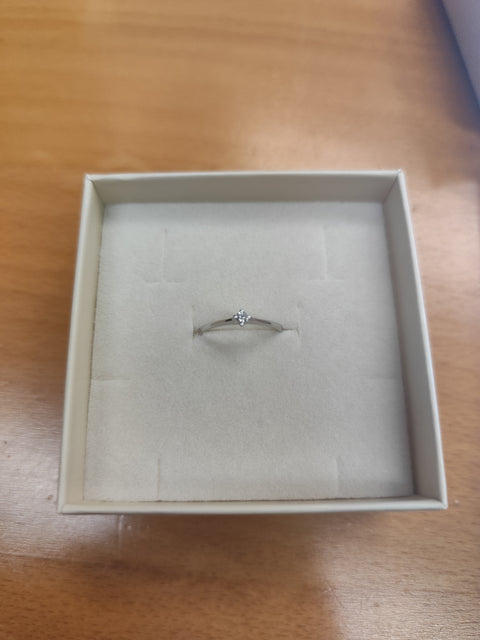 Anello in oro 18kt e diamante naturale 0,05 carati.