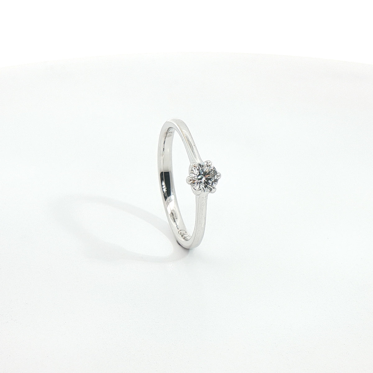 Solitaire in white gold with brilliant-cut lab-grown diamond, 1.80 carats.